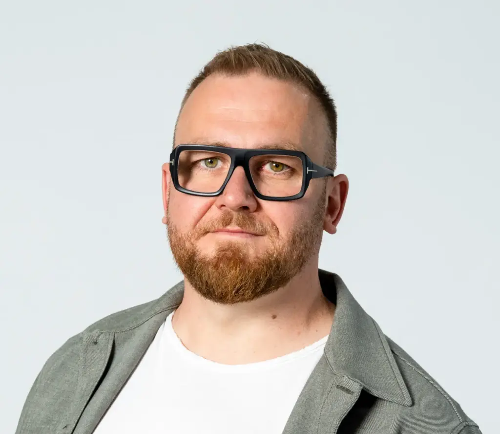 Florian List schaut im Portrait in die Kamera