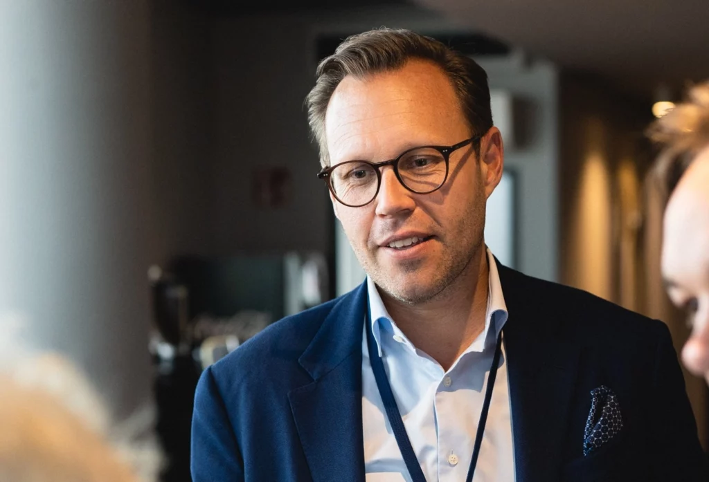 Marc Sontowski bei einem Networking Event im Anzug