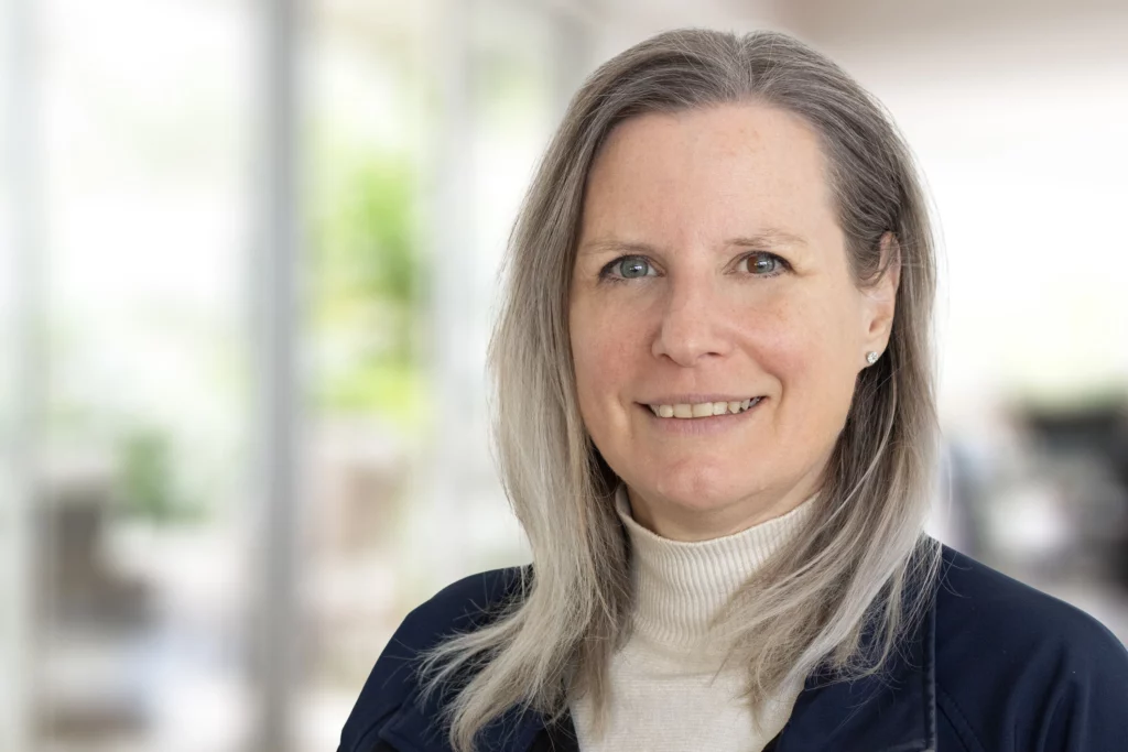 Susanne Oppel vom Autohaus Oppel als Portrait, lächelnd in die Kamera