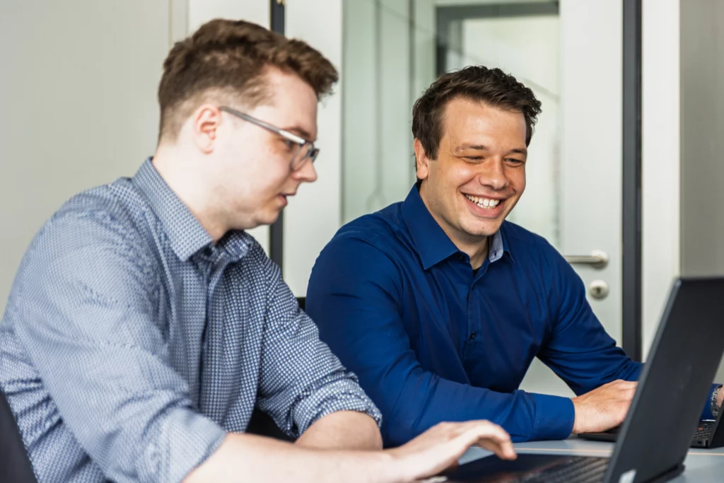 wirdenkenlokal-laptop-meeting-socialmedia-mitconnect