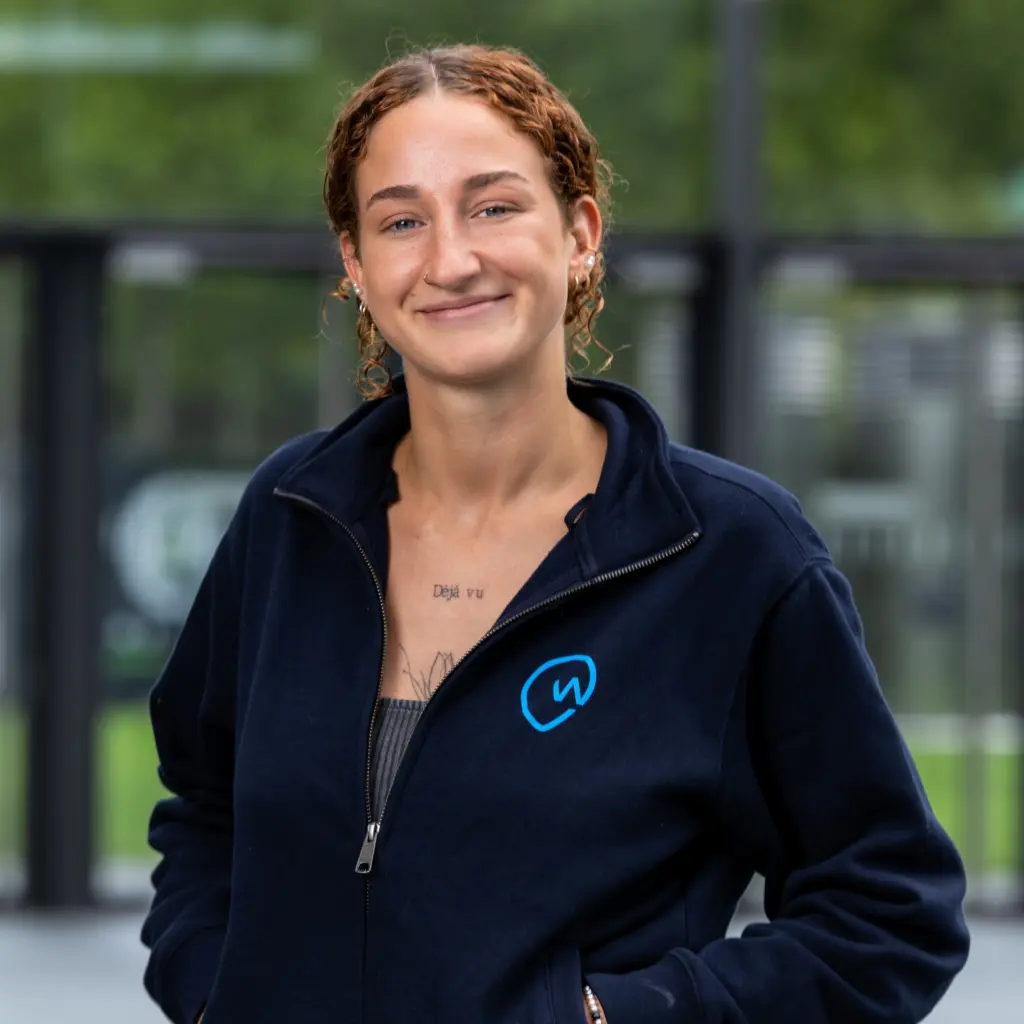 Mitarbeiterin von wirdenkenlokal schaut lächelnd in die Kamera